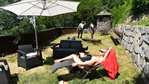 Pornworld – Sunbathing Beauty Vinna Reed Gets DPd By BBC Gardeners GP2632